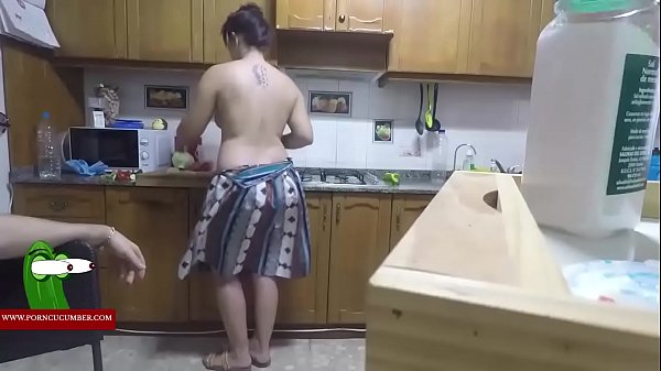 نيك في المطبخ الواد يزنق امه في المطبخ يقلعها الفستان ويفرتك كسها نيك